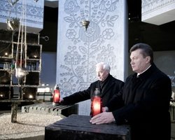 Янукович, Ющенко, Кучма и Кравчук вместе почтили память жертв Голодоморов