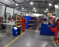 Пропалестинские протестующие разгромили оружейный завод в Британии