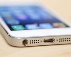 Apple может начать производство iPhone 5S уже в декабре