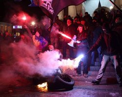 На Майдане начали жечь шины