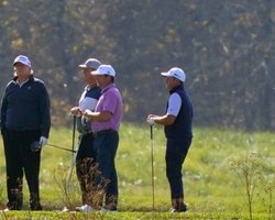 Обед по расписанию. Трамп поехал играть в гольф, незадолго до объявления победы Байдена (видео)