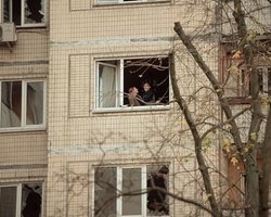 Маніфест кохання: пара, яка цілується в пошкодженій "Шахедом" квартирі в Києві, підкорила мережу (фото)