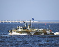 После повреждения мостов в Херсоне россияне используют катера на Днепре, — политолог