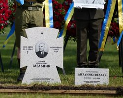 У мережі обурились "мікронадгробку" дружини Андрія Мельника: з'явилось нове рішення