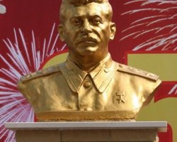 В России установили позолоченный бюст Сталина