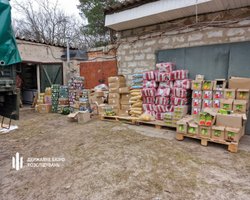 Воровали продукты у защитников: ГБР нашло склад с примерно 3 тоннами продовольствия (фото)