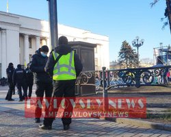 Под Верховной Радой митинг ФЛП: в парламенте будут рассматривать вопрос выплат 8 тыс. грн