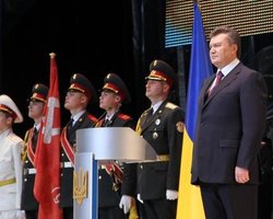 Янукович использовал красный флаг, не подписав закон о нем