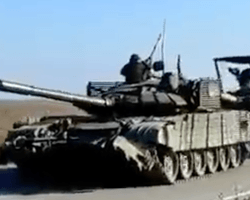 Пошли трофеи: украинский танк Т-72Б3 буксирует захваченный Т-90А (видео)