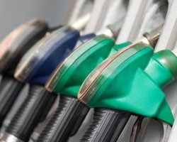 Лукойлу разрешили купить шесть автозаправок