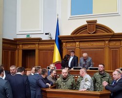 Трибуну Рады заблокировали военные