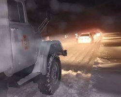 Снег на Прикарпатье парализовал движение на дорогах, спасатели эвакуируют людей, — ГСЧС (видео)