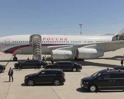 Кортеж під'їхав прямо до закритого трапу літака: Путін прилетів у Женеву (фото, відео)