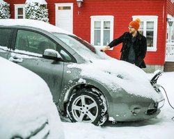 Зарядка електромобіля в умовах блекаутів — як не  залишитися з батареєю "на нулі"