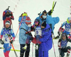 "Мое сердце разбито". Для упавшей в обморок норвежской звезды биатлона Олимпиада закончилась