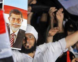 Родственники Мурси не могут связаться с ним и обвиняют военных в похищении