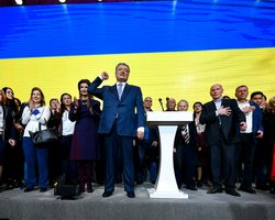 "Мы проиграли бой, но не войну". Как в штабе Порошенко встретили информацию о поражении