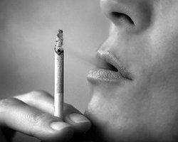 Украинцы переходят на тонкие сигареты