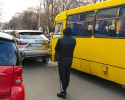 "Мы несем убытки": маршрутчики Киева просят столичную власть запретить им работать