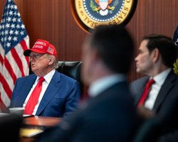 Трамп ввел пошлины, граждан США призывают немедленно покинуть Иран, а Хаменеи — "остерегаться дронов": что происходит