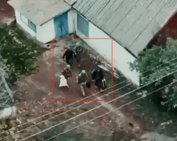 "Дерзкая операция спасения": бабушку с внуком 1,5 часа вели пешком по линии фронта (видео)