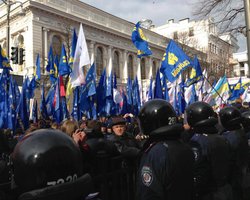 Митингующие с криками загоняли депутатов обратно в Раду