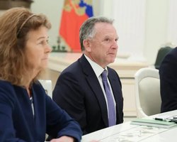 Засудила вторгнення, але навчалася в РФ: ЗМІ розкрили, хто перекладав Путіну "мирний план" (відео)