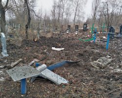 Оккупанты обстреляли городское кладбище на окраине Попасной