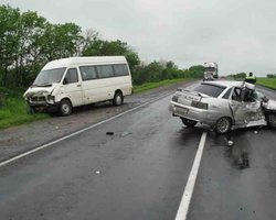 Под Луганском ВАЗ столкнулся с микроавтобусом