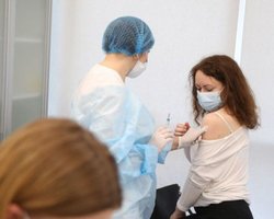 Мотивация деньгами. Киевский бизнесмен рассказал, как уговорил сотрудников вакцинироваться от COVID-19