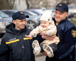 В Одессе спасатели проведали двухлетнюю Каролину: история девочки растрогала Украину (фото)