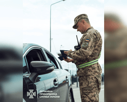 Постановление о выезде за границу до 22 лет: по новым правилам уже выехали первые мужчины