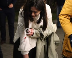 Охорона Зеленського після пресконференції збила з ніг журналістку телеканалу "Прямий"