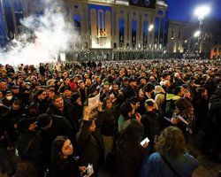 "Акция перестанет быть мирной": протестующие в Грузии начинают окружать парламент (видео)