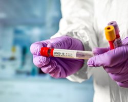 Пришел из США: Китай отверг обвинения о COVID-19, потому что эпидемию привезли морем