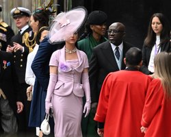 Звезды на коронации. В Вестминстерское аббатство уже прибыли Кэти Перри, Стивен Фрай и Эмма Томпсон