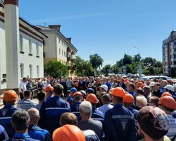 Работники заводов Беларуси продолжают протесты. СМИ сообщают об остановке тракторного завода
