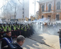 В Киеве возле АП - столкновения между активистами "Нацкорпуса" и силовиками