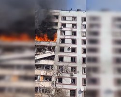 Ракета ВС РФ попала в жилой дом в Запорожье: Зеленский призвал победить террор Москвы (видео)