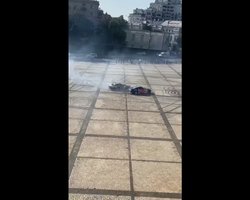 Дрифт по-киевски: автомобили Red Bull устроили экстремальные гонки на Софийской площади (видео)