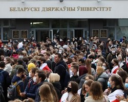 Отчисленным белорусским студентам вручают повестки в военкомат