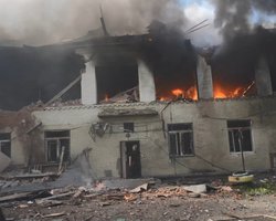 Перші кадри після удару по садочку в Сумах: як рятують людей з будівлі, знесеної ЗС РФ (відео)