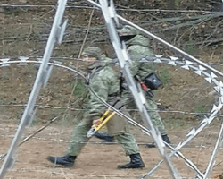 В Польше показали пограничников Беларуси, патрулирующих границу с ножницами для металла (фото)