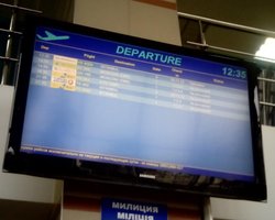 В аэропорту "Сифмерополь" отменен первый рейс, военные не уходят (фото) 