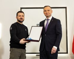 Дуда вручил Зеленскому в Польше высшую государственную награду