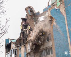 В Тернополе сносят дом, в который попала российская ракета (фото)