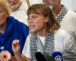 Грета Тунберг рассказала о "страданиях" палестинцев, показав заложника из Израиля