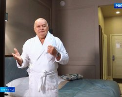 Пропагандист Киселев снял в халате репортаж из номера Навального, где его могли отравить "Новичком"