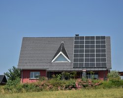 Встановлення сонячних панелей: що слід врахувати, перш ніж перейти на "зелену" енергію