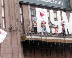 FEMEN устроили акцию в поддержку Тимошенко на балконе ЦУМа